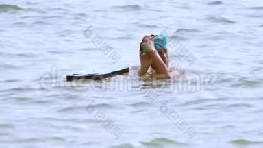戴着水下面具<strong>的</strong>女孩在水下<strong>游泳</strong>，看着水下世界和热带<strong>小鱼</strong>